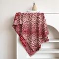 Écharpe jacquard à motif léopard rouge et blanc cassé avec bords à franges au toucher cachemire - 185x65cm / Rouge