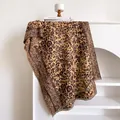 Jacquard-Schal mit Leoparden- und Schlangenmuster und weichen Fransen für den Herbst - 185x65cm / Dunkelbraun