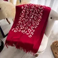 Écharpe rouge brodée léopard style pashmina avec motifs dorés et pompons doux - Rouge (CX-001) / 200x70cm