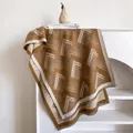 Minimalistischer geometrischer Schal mit Fransen für Damen in warmem Braun und Beige Tönen - 185x65cm / Dunkelbraun