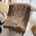 Écharpe marron à imprimé léopard avec pompons en tissu doux imitation cachemire - Chameau (CX-003) / 200x70cm