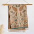 Scialle pashmina bohémien con motivo paisley beige e arancione e bordi con frange - 200x65cm / Cachi (BXS-327)