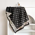 Scialle in finto cashmere con motivi geometrici a stella neri e bianchi e frange - Nero