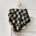 Dettaglio di sciarpa pied-de-poule con accenti animalier e bordi sfrangiati - 185x65cm / Nero