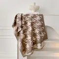 Sciarpa con motivo pied-de-poule marrone con frange e raffinati dettagli floreali vintage - 185x65cm / Marrone Scuro