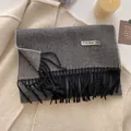 Bufanda gruesa de lana gris y negro con borlas para invierno en fondo blanco - 211x31cm / Gris