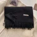 Bufanda negra clásica de mezcla de lana con tacto de cachemira y bordes de flecos - 211x31cm / Negro