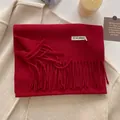 Bufanda de lana 100% color rojo brillante con flecos sobre un abrigo de invierno - 211x31cm / Rojo Ladrillo