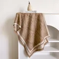 Écharpe élégante en cachemire synthétique camel avec motifs blancs et franges - 185x65cm / Fauve