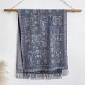 Châle poncho bleu au toucher cachemire avec motifs paisley et franges élégantes - Bxs-409 Bleu / 200x65cm