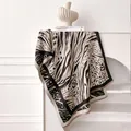 Sciarpa spessa in finto cashmere con motivo patchwork leopardo e zebra marrone e nero - Nero