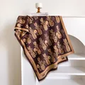 Detail eines Jacquard-Schals mit Kaschmir-Gefühl, abstrakten Katzenmustern und Fransen - Kaffeebraun