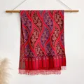 Elegant red Bohemian cashmere shawl with purple paisley floral patterns and tassels - 200x65cm / Red