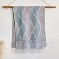 Böhmischer Paisley-Paschmina-Schal in Blau- und Rosatönen mit zarten weißen Fransen - 200x65cm / Hellblau