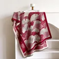 Bufanda suave con diseño de hojas de ginkgo en rojo y gris con flecos cortos - 185x65cm / Rojo