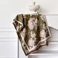 Dettaglio sciarpa in cashmere verde oliva con motivi floreali rosa e bordi con frange - 185x65cm / Verde oliva
