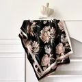 Sciarpa retrò nera in cashmere con motivi floreali rosa ed eleganti frange lunghe - 185x65cm / Nero