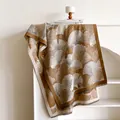 Bufanda con estampado de hojas de ginkgo en marrón y gris con bordes de flecos - 185x65cm / Marrón Oscuro