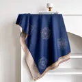 Sciarpa reversibile stile cashmere blu e beige con grandi fiori jacquard e bordi a frange - Blu scuro