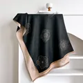 Dettaglio della sciarpa in cashmere double face con motivo floreale e bordo sfrangiato - Nero