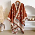 Poncho scialle etnico caramello con jacquard a farfalla e trame a maglia vintage - Rosso Arancio