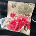 Dettaglio di uno scialle floreale con peonie rosse e bordi con frange sottili - 185x65cm / Rosso