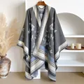 Dettaglio dello scialle grigio in maglia con farfalle blu e bordo pied de poule - Blu