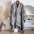 Detalle del poncho gris vintage con intrincados patrones de bordado paisley en cachemira - Gris