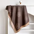 Sciarpa floreale reversibile in cashmere marrone e oro con dettagli a frange - caffè