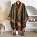 Poncho scialle etnico in maglia con farfalle e bordo arancione su sfondo bianco - verde oliva