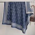 Nahaufnahme der marineblauen und weißen Jacquard-Buchstaben auf warmem Schal mit Fransen - Fj047-blau / 130x130cm