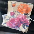 Dettaglio della stampa floreale con peonie e farfalle su sciarpa beige con frange - 185x65cm / Fucsia