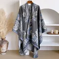 Detailopname van een vintage gebreide poncho met bloemenborduurwerk en elegante pasvorm - 130x152cm / Marineblauw