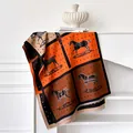 Klassieke sjaal met paarden- en kruismotieven in oranje en bruin met franje details - Oranjerood