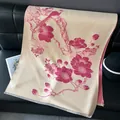 Dettaglio ravvicinato dei motivi floreali jacquard e delle frange sulla sciarpa invernale - 185x65cm / Rosa Scuro