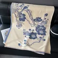 Dettaglio della sciarpa jacquard con motivi di fiori e uccelli e frange corte - 185x65cm / Blu Reale
