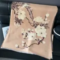 Dettaglio del motivo floreale e uccelli su sciarpa beige spessa effetto cashmere con frange - 185x65cm / Cachi