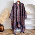 Detalle del chal de jacquard paisley con flecos azules colgado en una percha de madera - 145x130cm / Azul Púrpura (BXS-463)