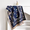 Marineblauer Kaschmir-ähnlicher Schal mit Paisleymuster und Fransen auf einem Regal - Dunkelblau
