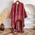 Detailopname van etnische sjaal met paisley-motief en rode franjes aan hanger - Bxs-456 Rood / 145x130cm