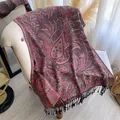Detailaufnahme des Bohemian-Schals mit Paisley-Muster und schwarzen Quasten-Verzierungen - Dunkelrot