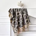 Dikke kasjmier-gevoel sjaal met grijs en beige cirkelpatroon en franjes aan de rand - 185x65cm / Grijs
