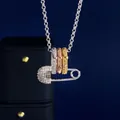 Dreifarbige Halskette mit ineinandergreifenden Ringen und glitzerndem Sicherheitsnadel-Anhänger - Büroklammer Halskette / dreifarbig