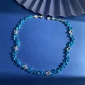 Detail der luxuriösen dunkelblauen ovalen und klaren rechteckigen Kristalle auf Halskette - Blau