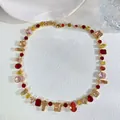 Makroaufnahme der Kristall-Halskette mit gemischten Schliffen und Goldverschluss - bunt