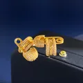 Makroansicht der vergoldeten Sicherheitsnadel-Ohrringe mit Kristallen auf Samt-Display-Box - Ohrstecker / Gold