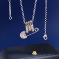 Silberne Sicherheitsnadel-Halskette mit drei Kristallringen auf dunklem Hintergrund - Büroklammer Halskette / Silber