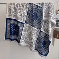 Écharpe classique en cachemire à motifs paisley bleu marine et crème avec des franges - Fj-005-bleu / 130x130cm