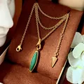 Collana con catena dorata e pendente vintage in pietra verde malachite su scatola regalo - Collana con pendente a goccia d'acqua / Verde Malachite