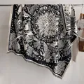 Grand châle classique style cachemire avec imprimé animaux mythiques et bordures à franges - Fj010 - Noir / 130x130cm